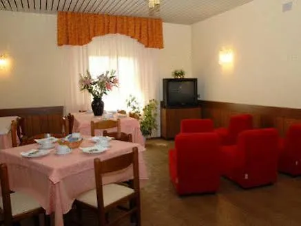 伊斯马尔酒店 3* 丘西